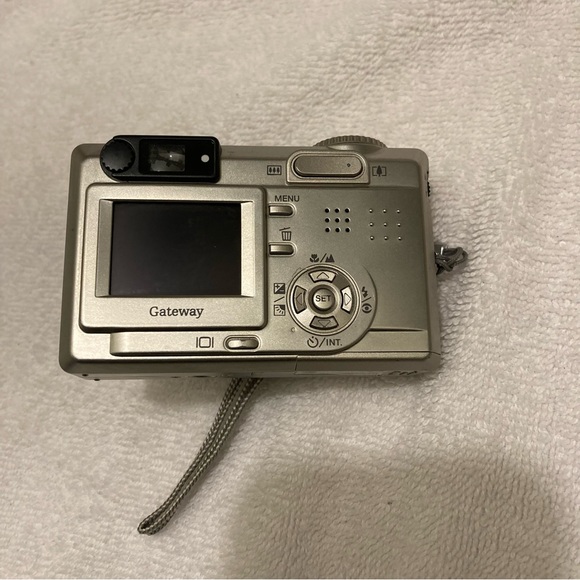 Gateway DC-T50 Silver Digital Camera - Picture 5 of 8